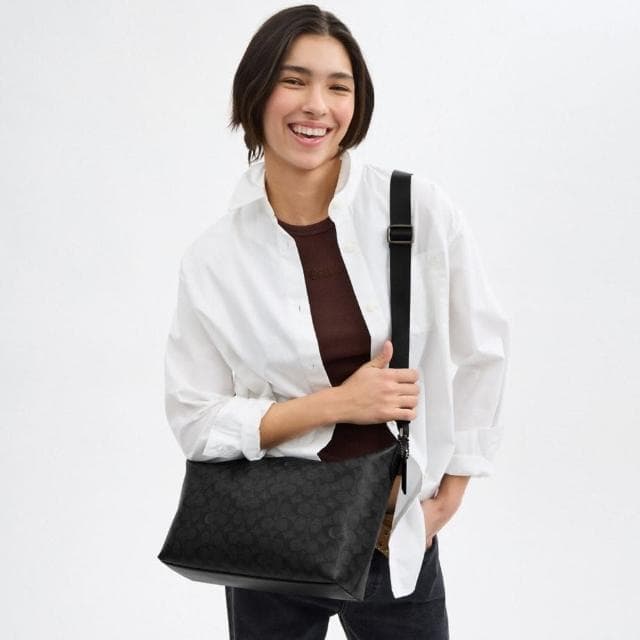 【COACH】蔻馳官方直營 FINN經典Logo斜背手袋-QB/炭黑色/黑色(CAJ91)