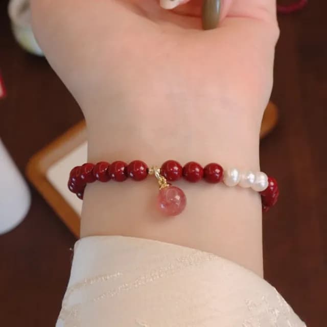 【Penny珮妮】硃砂淡水珍珠草莓晶手鍊6mm(母親節禮物 送女友 交換禮物  生日禮物 情人節 尾牙 新年 結婚)
