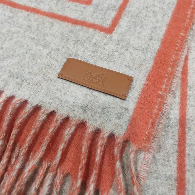 【Hermes 愛馬仕】H259152S 04 Casaque Lettres au Carre經典羊毛雙面編織流蘇圍巾(米白X橘色)