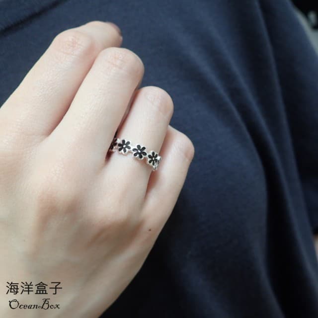 【海洋盒子】母親節禮物 可愛黑色滴釉花朵排列925純銀戒指(開口式戒指)
