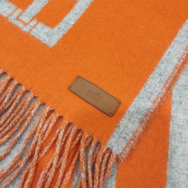 【Hermes 愛馬仕】H259151S 03 Casaque Les Sangles經典羊毛雙面編織流蘇圍巾(橘X灰色)