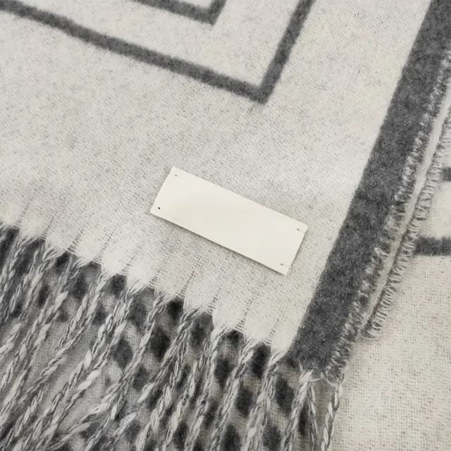 【Hermes 愛馬仕】H259151S 01 Casaque Les Sangles經典羊毛雙面編織流蘇圍巾(象牙白X灰色)