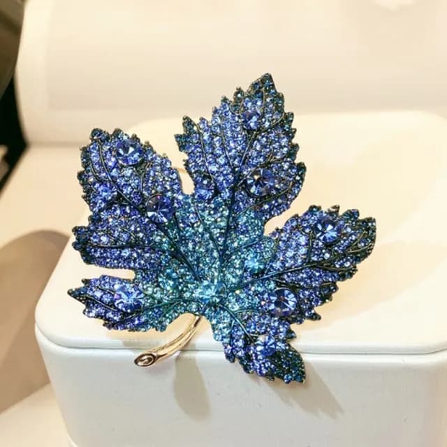 【Penny珮妮】歐美奢華藍色楓葉胸針別針吊墜兩用(母親節 交換禮物  生日禮物 情人節 尾牙 新年 送女友)