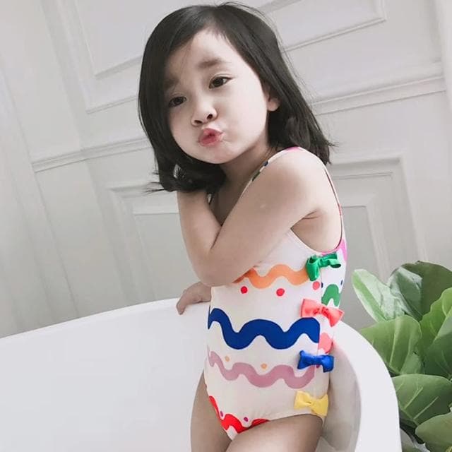 【橘魔法】彩虹波浪線條側邊蝴蝶結連身泳衣(附泳帽 一件式 泳裝 泳衣 女童 兒童 童裝)