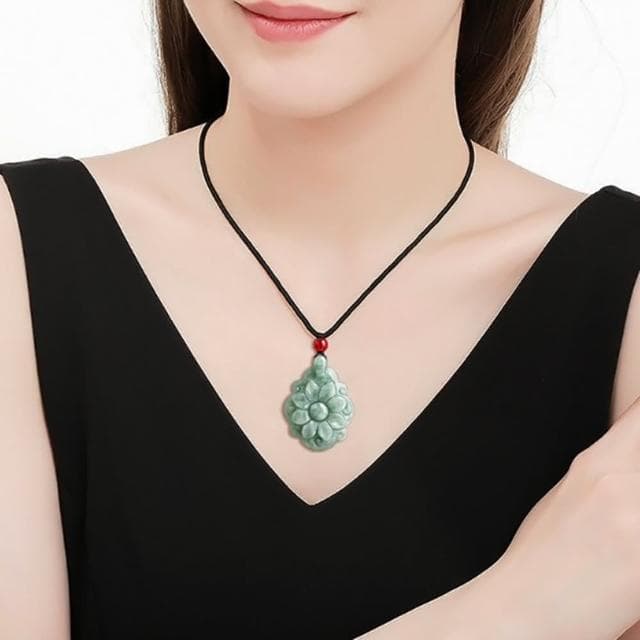 【Penny珮妮】A貨翡翠豆綠長壽花吊墜項鍊毛衣鍊(母親節 送女友 交換禮物  生日禮 情人節 尾牙 新年 結婚)