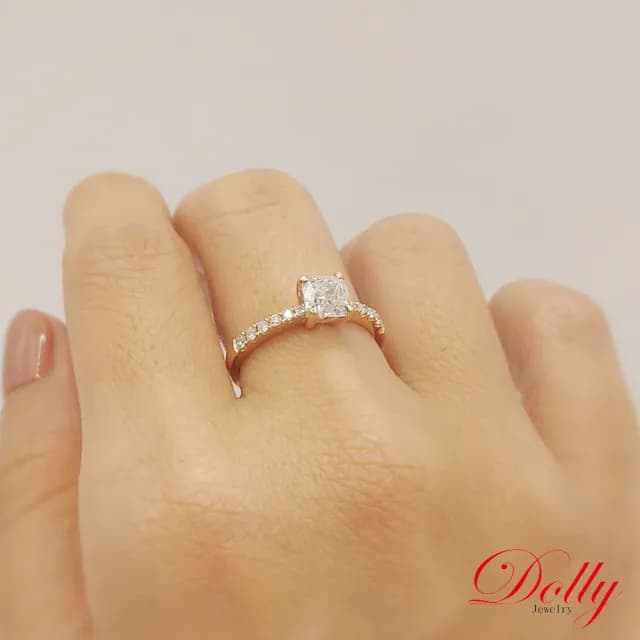 【DOLLY】1克拉 天然鑽石 F/VS2 枕型車工18K玫瑰金求婚鑽石戒指(母親節 長輩送禮 交換禮物首選)