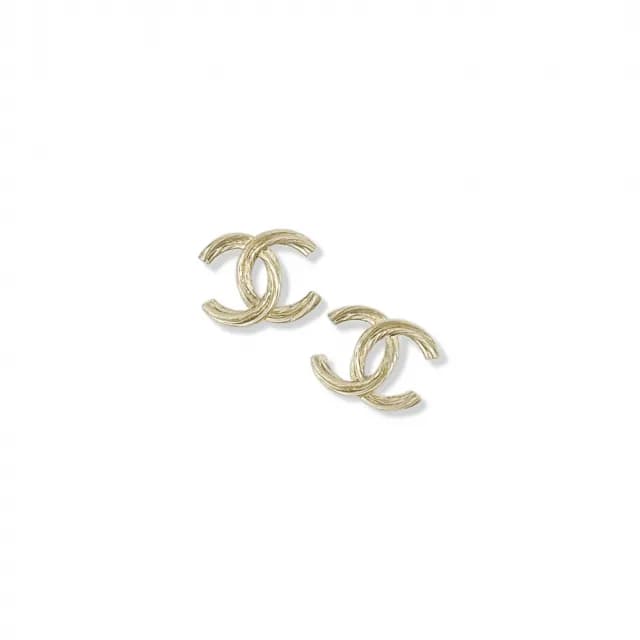【CHANEL 香奈兒】針式耳環(經典雙C 立體線條 淡金)