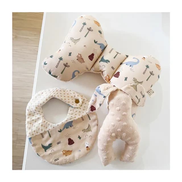 【Lianne baby】奶茶粉恐龍探險三件組 嬰兒禮物蝴蝶枕圍兜樂豆兔彌月禮(滿月禮 收涎禮物 週歲禮彌月禮盒)