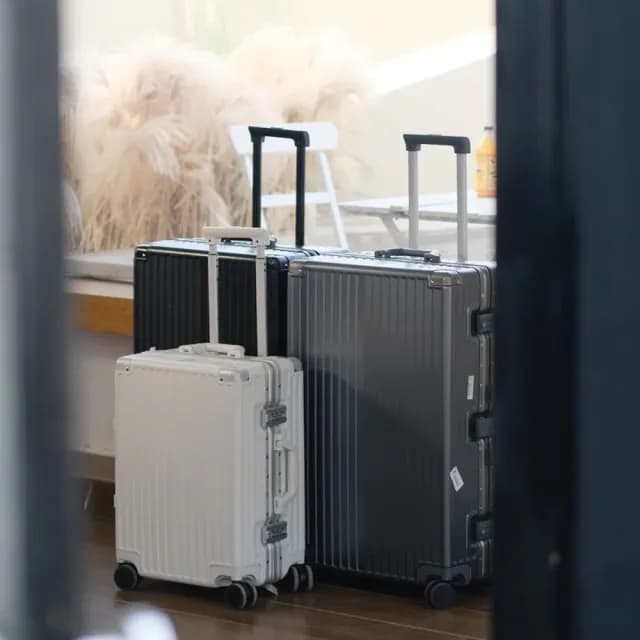 【Honeymoon】24吋多功能杯架USB充電行李箱(旅行箱/鋁框行李箱/USB充電/杯架)