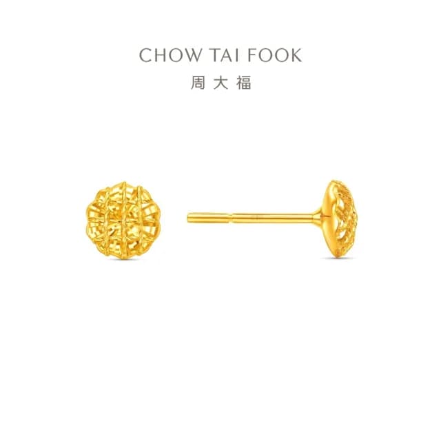 【周大福】時尚花型爆閃小方糖滿天星黃金耳環_計價黃金