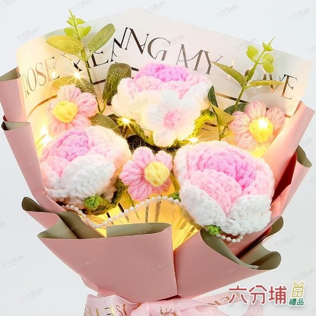 【六分埔禮品】織夢時光LED三玫瑰小花編織花束-多色任選(擺飾母親節情人節約會告白畢業禮物毛編針織盒裝)