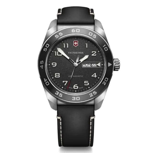 【VICTORINOX 瑞士維氏】Swiss Army 啞光 浮雕數字 石英錶 男錶 送禮 禮物推薦(VISA-242041)