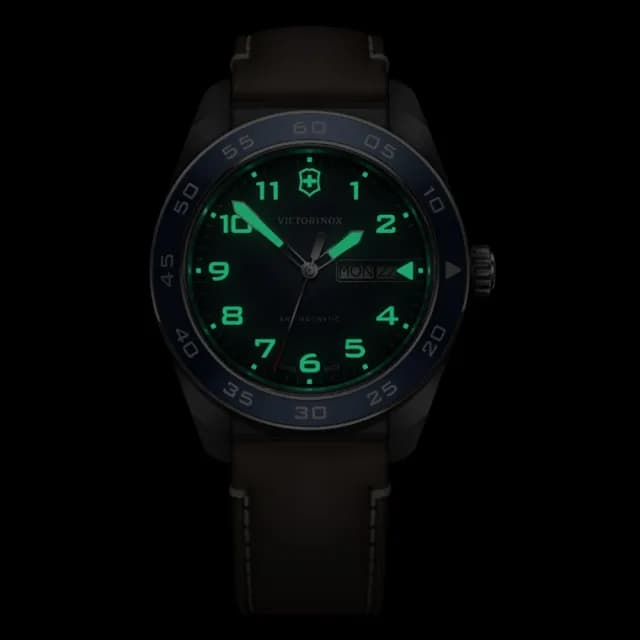 【VICTORINOX 瑞士維氏】Swiss Army 啞光 浮雕數字 石英錶 男錶 送禮 禮物推薦(VISA-242040)