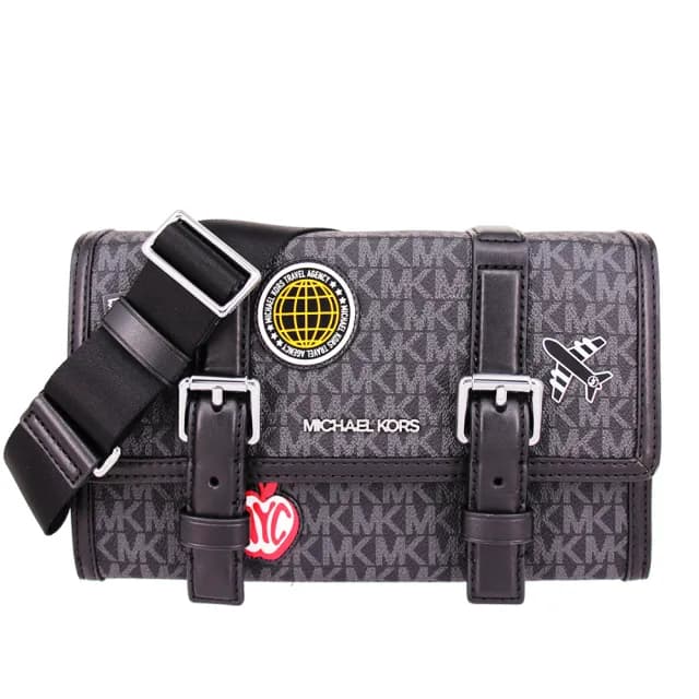 【Michael Kors】COOPER雅痞男士 防刮皮革 徽章造型 斜背包 / 側背包 / 郵差包(字母黑)