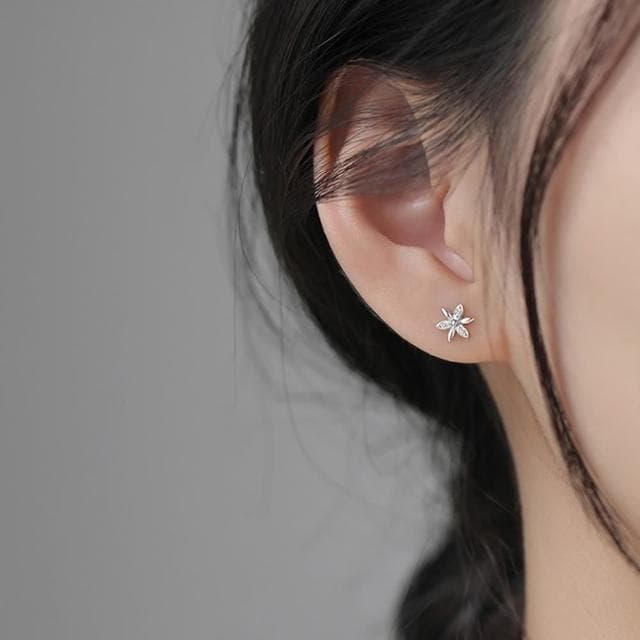 【Emi 艾迷】韓系美好花朵不對稱鋯石 耳環 925銀針