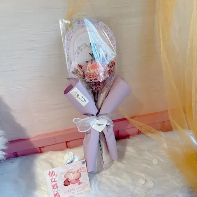 【喜滋滋】永生康乃馨擴香花束-妳是我心頭的花[入門／孩子送禮款](母親節花束/媽媽最愛/長輩送禮)