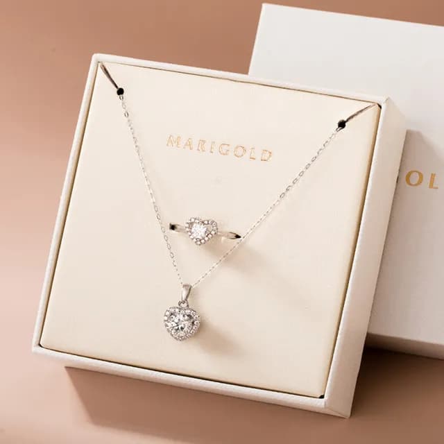 【MARIGOLD 美爾朵】女生禮物｜閃耀愛心莫桑鑽925純銀項鍊+戒指飾品1+1禮盒(禮盒包裝/送女生/生日禮物)