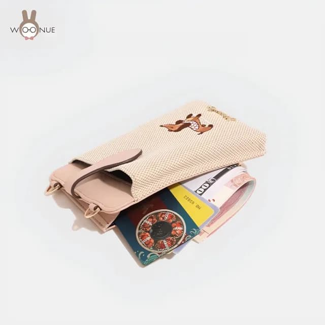 【WOONUE】日系可愛臘腸狗刺繡女包手機包零錢包斜背包旅行背包(閨蜜老婆女友媽媽生日聖誕交換禮物)