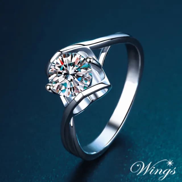 【WINGS】莫桑鑽 925純銀戒指《甜蜜心語》一克拉 鑽戒・告白首選(七夕 情人節 求婚 女生禮物送禮 生日)