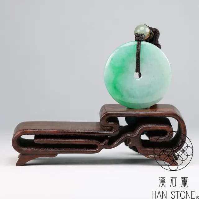 【漢石齋】情人節禮物 天然翡翠A貨 平安扣玉佩吊墜 飄花種帶辣綠(32*32*4mm)