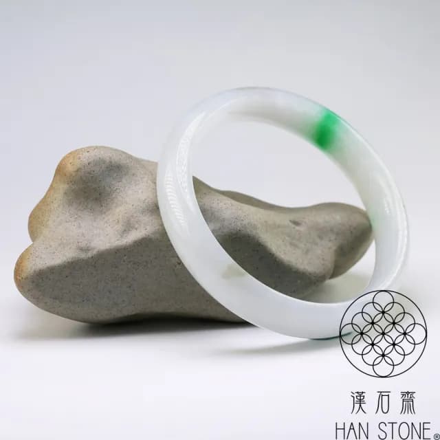 【漢石齋】情人節禮物 天然翡翠A貨 手鐲玉鐲 冰糯種飄花帶辣綠(手圍17.5/版寬12.5mm)