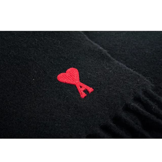【AMI PARIS】經典品牌紅色小愛心LOGO羊絨流蘇圍巾(黑色)