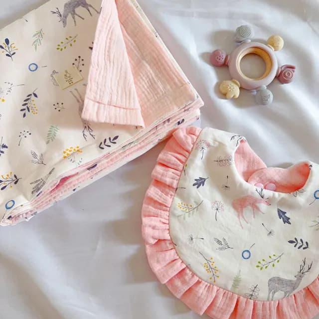 【Lianne baby】鹿影花園嬰兒禮物兩件組/四季薄被荷葉圍兜滿月禮(滿月禮 收涎禮物 週歲禮 彌月禮盒)