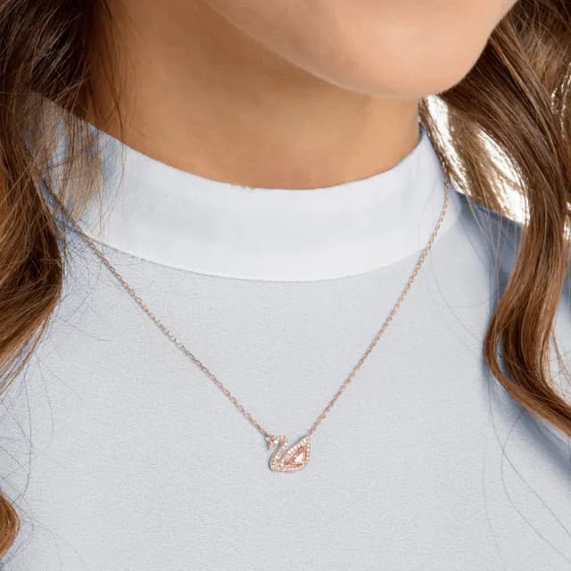 【SWAROVSKI 施華洛世奇】Swan 項鏈 天鵝 粉紅色 鍍玫瑰金色(情人節禮物)