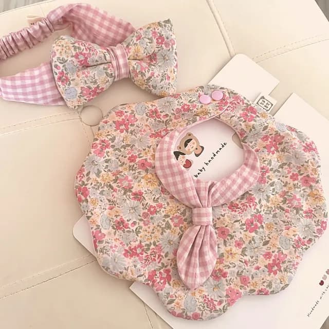 【Lianne baby】花語初晴韓國布圍兜髮帶嬰兒禮物 彌月禮盒 滿月禮 週歲禮(滿月禮 寶寶禮物 新生兒)