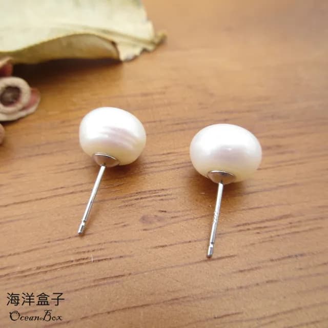 【海洋盒子】1cm。米白色天然淡水珍珠S925純銀針式耳環(貼耳耳環)