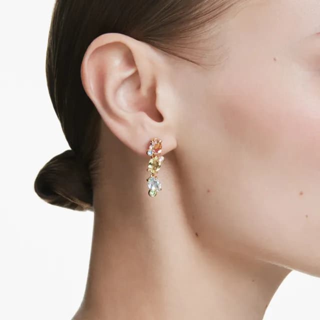 【SWAROVSKI 施華洛世奇】Gema 水滴形耳環 非對稱設計 混合式切割 漸層色 鍍金色