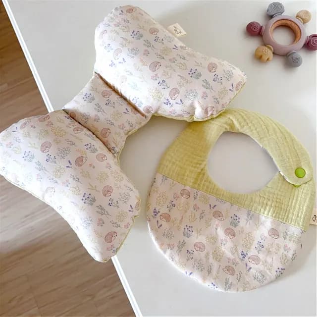 【Lianne baby】彌月禮盒組 台灣手作韓國天然染色嬰兒被圍兜蝴蝶枕 草地刺蝟組(嬰兒被 滿月禮 嬰兒禮物)