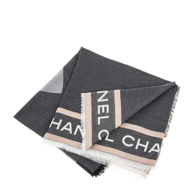 【CHANEL 香奈兒】新款大雙C LOGO簡約灰色大款羊毛圍巾/披肩