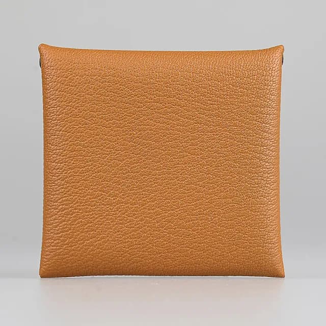 【Hermes 愛馬仕】HERMES BASTIA內燙銀LOGO山羊皮釦式零錢包(焦糖棕)