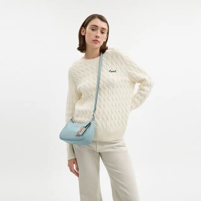 【COACH】蔻馳官方直營 COACH X PEANUTS TERI FRANKLIN圖案單肩手袋-SV/淺藍色 混合色(CBJ80)