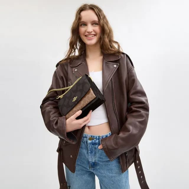 【COACH】蔻馳官方直營 KLARE 撞色經典Logo斜背手袋-IM/胡桃木色/棕黃色(CY678)