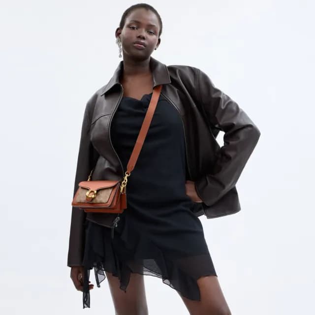 【COACH】蔻馳官方直營 TABBY 經典Logo20號單肩手袋 單肩包 肩背包-B4/棕黃色 焦糖色(CY200)