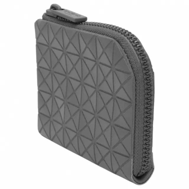 【ISSEY MIYAKE 三宅一生】BAOBAO幾何方格L型 拉鍊零錢包(霧泥灰)
