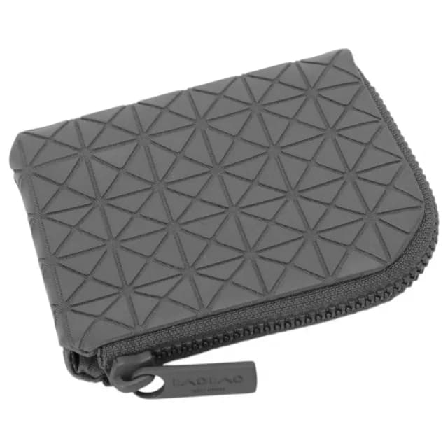 【ISSEY MIYAKE 三宅一生】BAOBAO幾何方格L型 拉鍊零錢包(霧泥灰)
