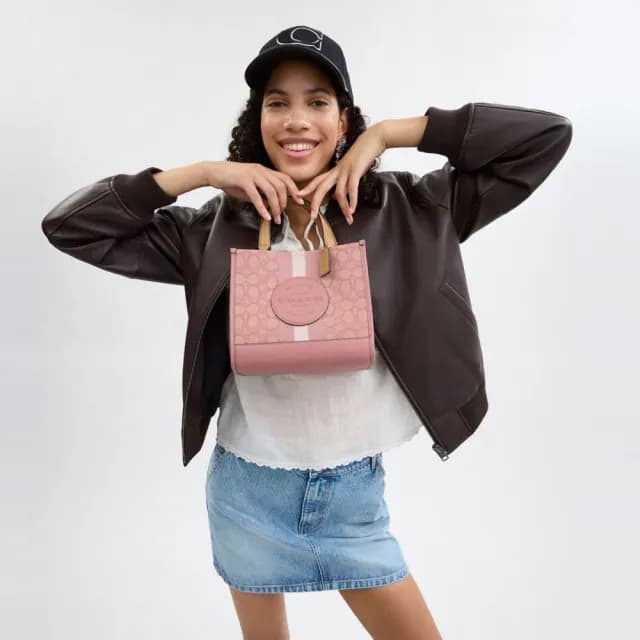 【COACH】蔻馳官方直營 DEMPSEY 經典條紋和COACH貼飾22號托特手袋 托特包-兩色任選(CQ878)