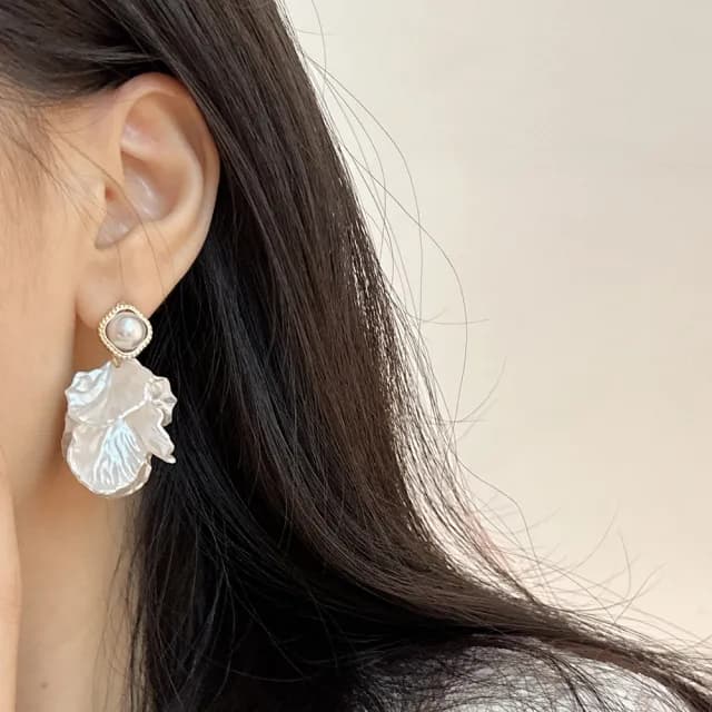【MISS KOREA】韓國設計溫柔氣質貝殼花朵珍珠造型夾式耳環(無耳洞耳環 耳夾 夾式耳環 花朵耳環 珍珠耳環)