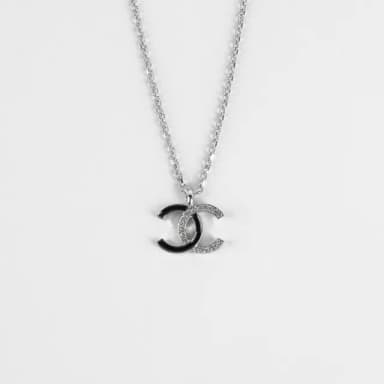 【CHANEL 香奈兒】水鑽及琺瑯雙色造型 CC Logo 項鍊(黑色/銀色)