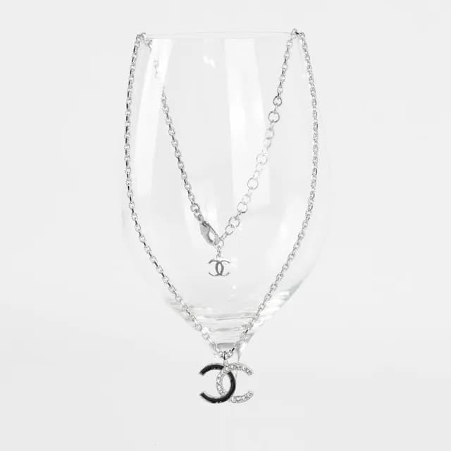 【CHANEL 香奈兒】水鑽及琺瑯雙色造型 CC Logo 項鍊(黑色/銀色)