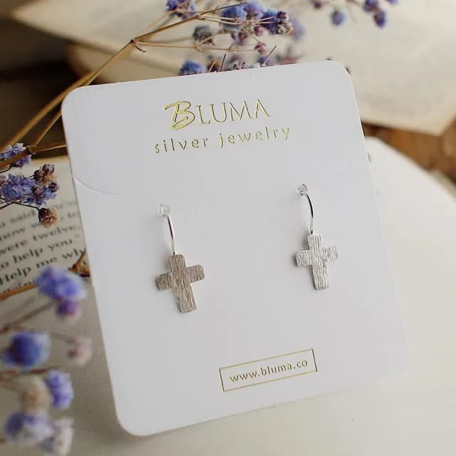【BLUMA】十字架耳環 霧面十字純銀耳環(簡約經典 信仰 925純銀垂墜耳勾耳飾 飾品禮盒 畢業禮物)
