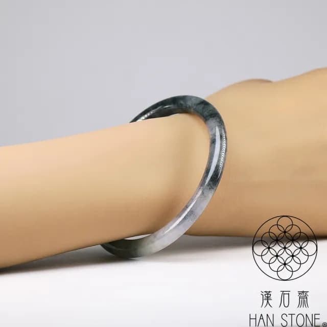 【漢石齋】情人節禮物 天然翡翠A貨 細圓條手鐲玉鐲 冰糯種山水墨翠帶黃翡(手圍18.7/版寬6.8mm)
