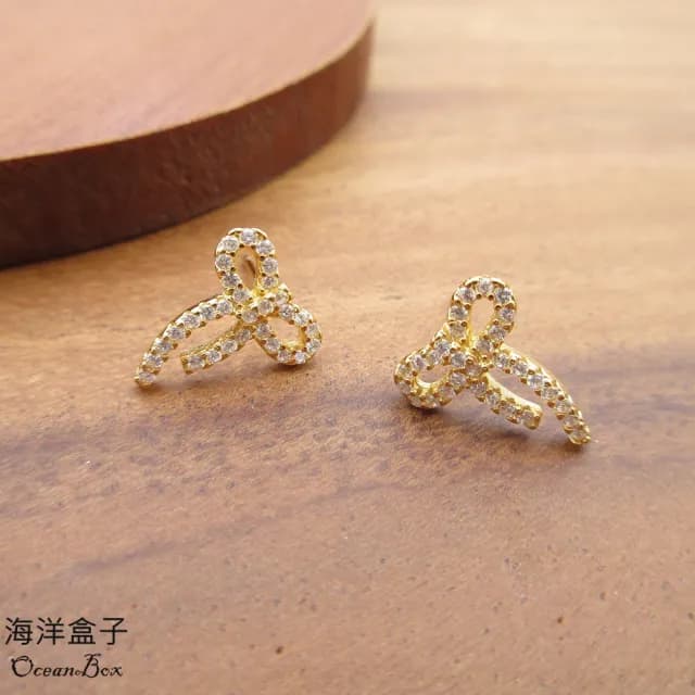 【海洋盒子】絕美滿鑽鋯石蝴蝶結緞帶針式925純銀金色耳環(鍍金貼耳耳環)