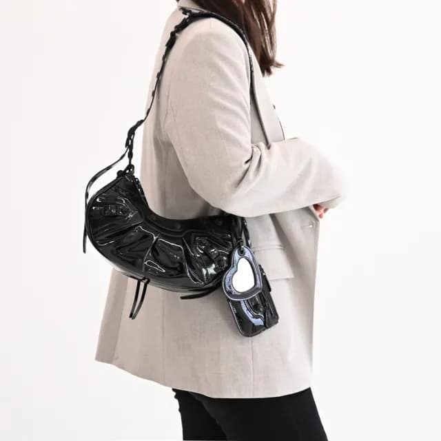 【Balenciaga 巴黎世家】經典鉚釘裝飾亮面漆皮2合1零錢包肩背斜背包(黑)