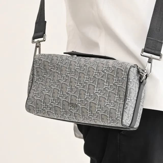 【Dior 迪奧】LINGOT 22 經典緹花拼接斜背相機包(淺灰)