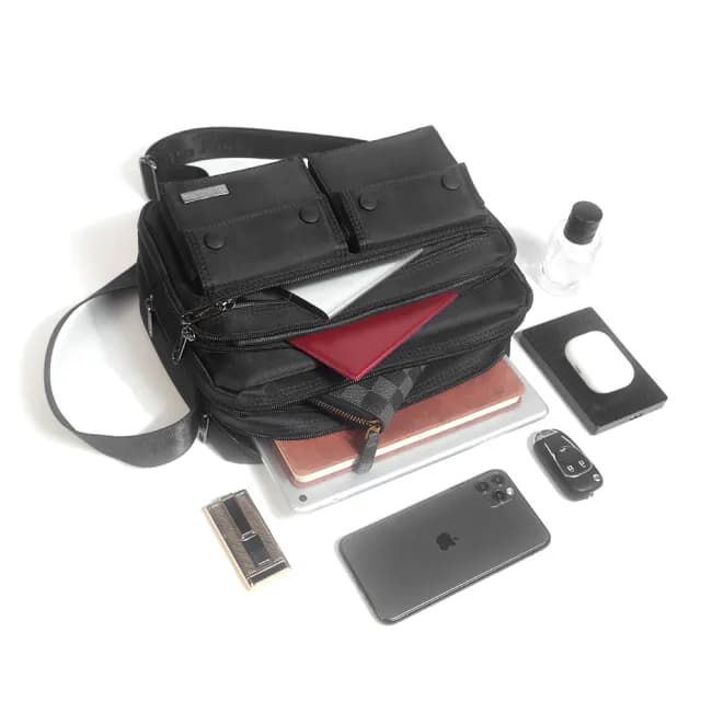 【Valentino Rudy 范倫鐵諾.路迪】日系雙口袋造型休閒橫式斜背/側背包(VR21612 七夕情人節禮物 送禮 男包)