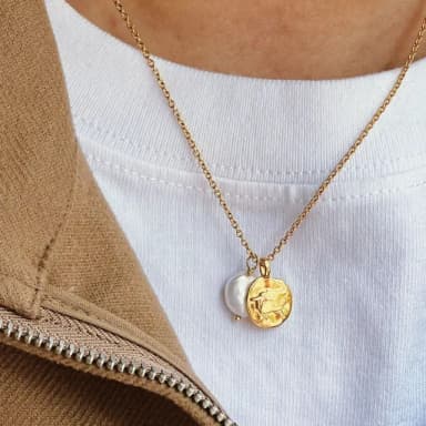 【MoonDy】珍珠項鍊 鎖骨鏈 小羊吊墜牌 飾品 吊墜項鍊 歐美風 巴洛克珍珠 短項鍊 女生項鍊 配飾 配件